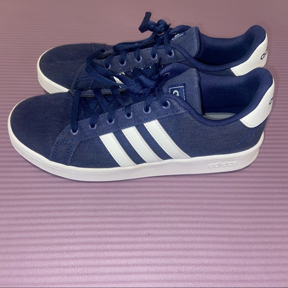 adidas Other - EUC Adidas Boys / Girls canvas casual sneaker size 5